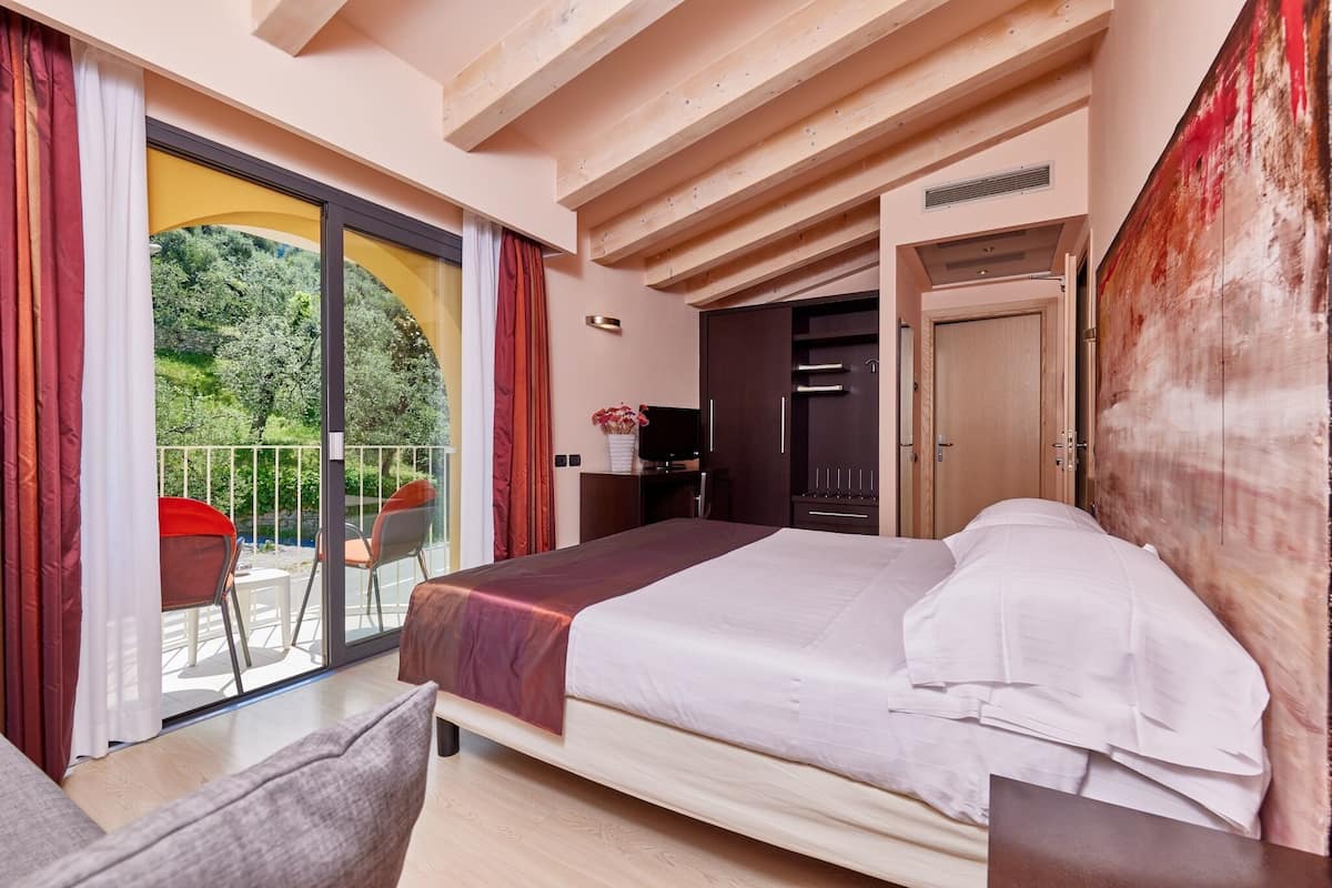 Standaard kamer, 1 twee- of 2 eenpersoonsbedden | 1 slaapkamer, een minibar, een kluis op de kamer, een bureau