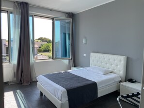 Frette Italian sheets, premium bedding, in-room safe, desk