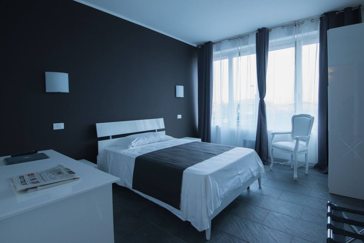 Deluxe Single Room | Frette Italian sheets, premium bedding, in-room safe, desk