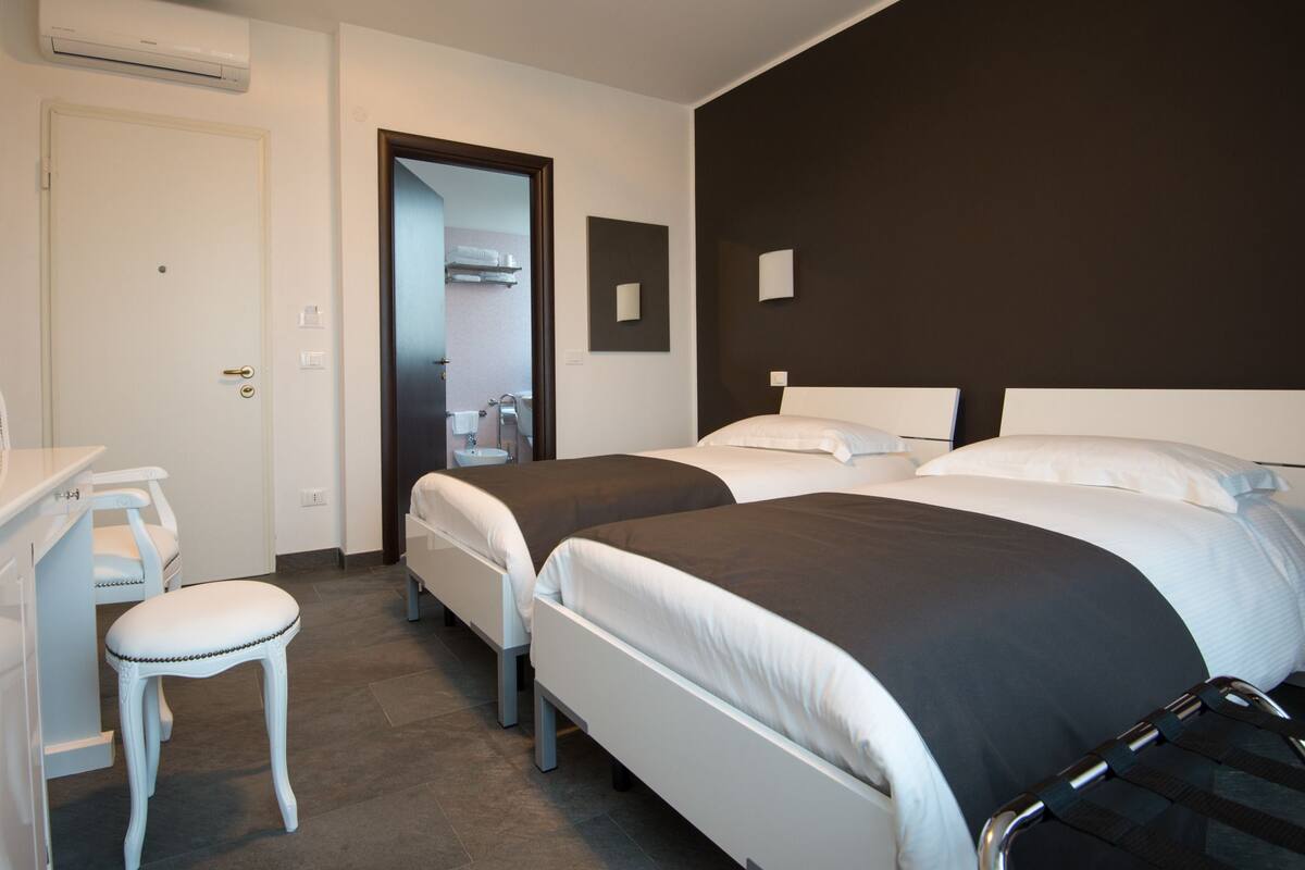 Deluxe Double or Twin Room | Frette Italian sheets, premium bedding, in-room safe, desk