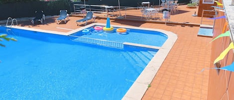 Piscine extérieure (ouverte en saison), parasols de plage