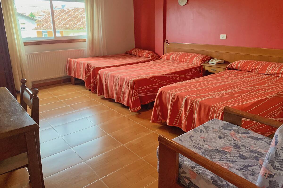 Phòng 3, 3 giường đơn, quang cảnh sân vườn (with extra bed) | Két bảo mật tại phòng, bàn, khu vực làm việc phù hợp cho laptop 