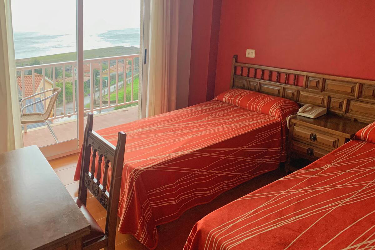 Phòng Suite Junior, ban công, quang cảnh biển | Két bảo mật tại phòng, bàn, khu vực làm việc phù hợp cho laptop 