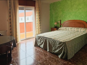Suite familiar, balcón, vistas al patio | Caja fuerte, escritorio, espacio para trabajar con un portátil