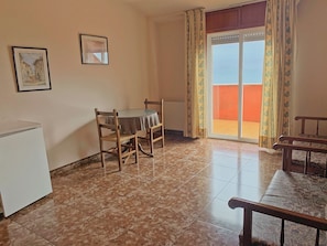 Suite familiar, balcón, vistas al mar | Zona de estar | Televisión de pantalla plana de 22 pulgadas con canales digitales