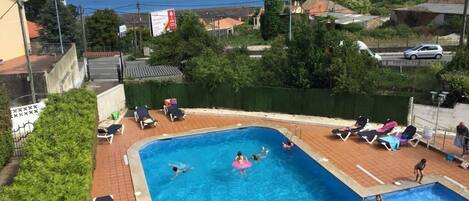 Sesongbasert utendørsbasseng, bassengparasoller og solsenger