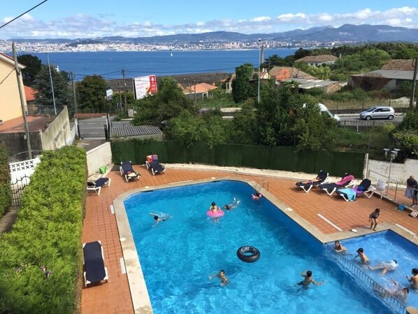Piscine extérieure (ouverte en saison), parasols de plage