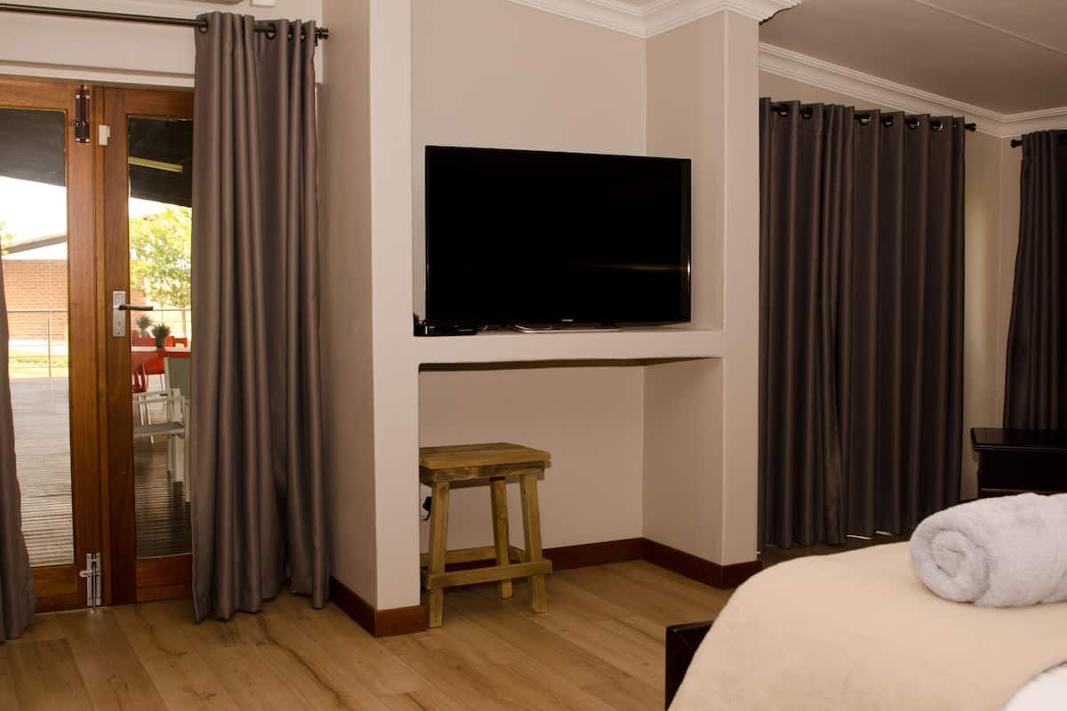 Honeymoon Suite | In-room safe, desk, soundproofing, rollaway beds (surcharge)