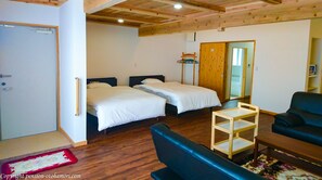 Hochwertige Bettwaren, Schreibtisch, Verdunkelungsvorhänge