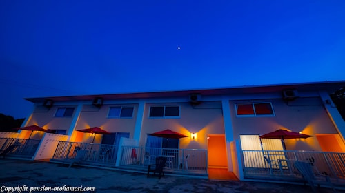 施設の正面 (日没後)