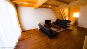 Premium bedding, desk, blackout curtains, free WiFi - Forest West Nishi (Nakijin)