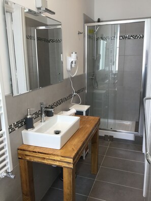Double Room, City View (External private bathroom) | Bathroom | Free toiletries, hair dryer, slippers, bidet - B&B Le Cupole di Trieste (Trieste)