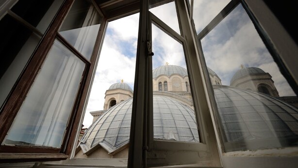 A view through a window of a building with large domed structures. - B&B Le Cupole di Trieste (Trieste)
