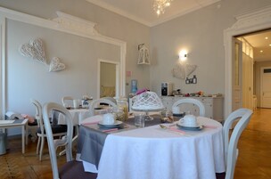 Colazione a buffet, servita tutte le mattine (5 EUR a persona)