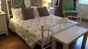 1 Schlafzimmer, hochwertige Bettwaren, Schreibtisch, kostenloses WLAN