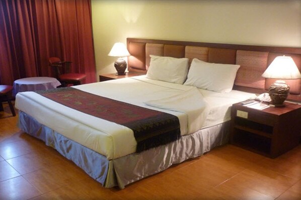 ميني بار ومكتب وتجهيزات عازلة للصوت وواي فاي مجانًا