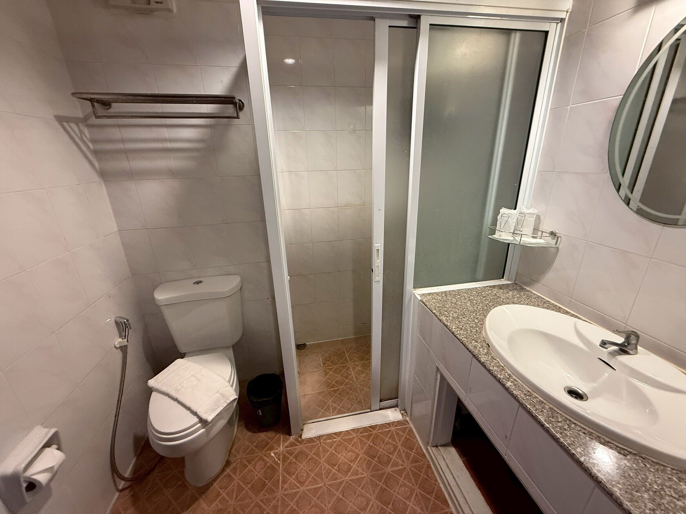 Combined shower/bathtub, rainfall showerhead, free toiletries