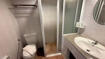 Combined shower/bathtub, rainfall showerhead, free toiletries