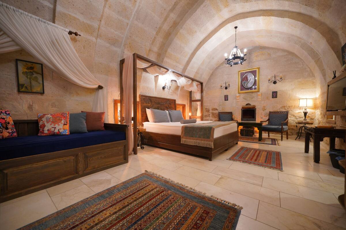 Une chambre confortable avec un grand lit, un canapé et un coin bureau.
