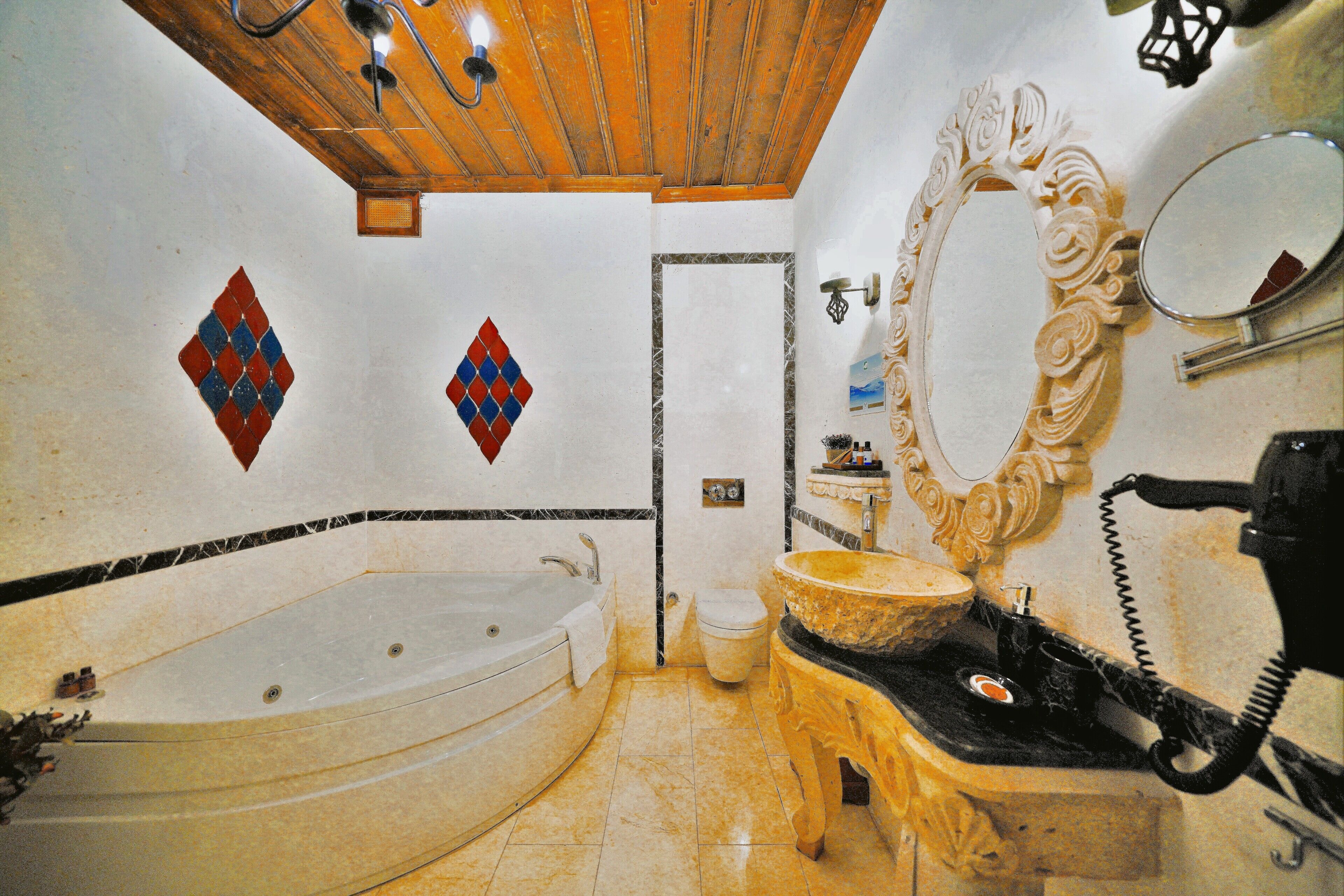 honeymoon suite | bathroom | free toiletries, hair dryer, slippers, towels