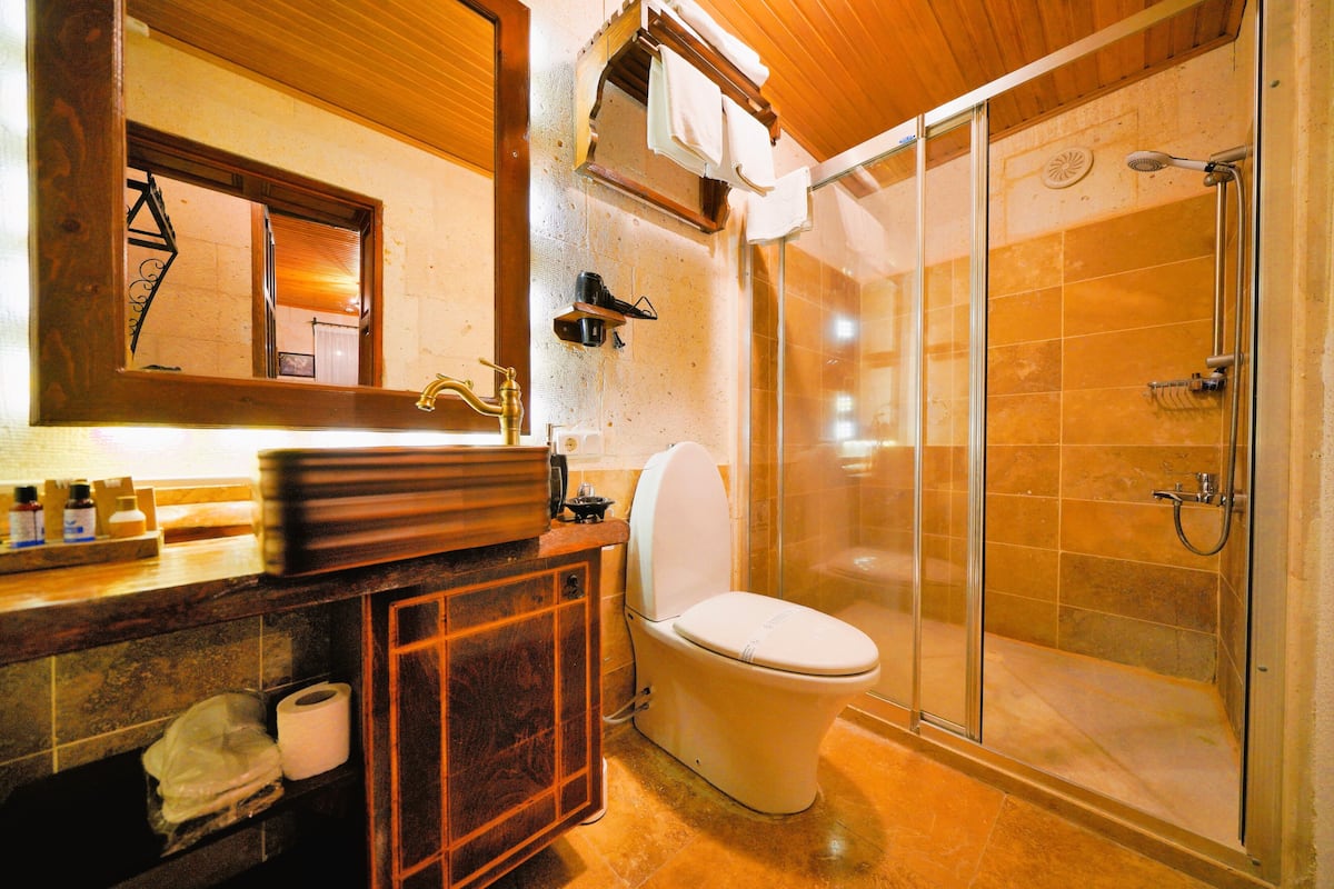 classic double room | bathroom | free toiletries, hair dryer, slippers, towels