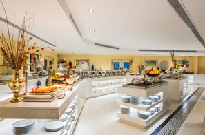 3 restaurants; breakfast, lunch and dinner served 