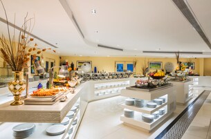 3 restaurants; breakfast, lunch, and dinner served