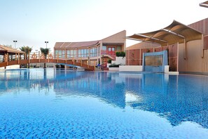 Piscina externa, espreguiçadeiras