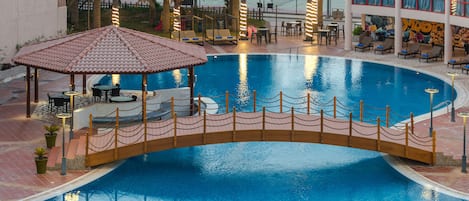 Outdoor pool, sun loungers