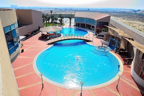 Outdoor pool, sun loungers - Al Reem Village Hotel (Al Jubail)