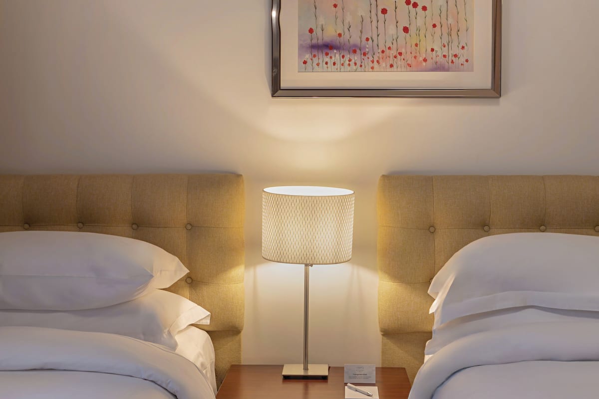 Guest room twin bed | Sängtillbehör av högsta kvalitet, memory foam-madrasser och minibar