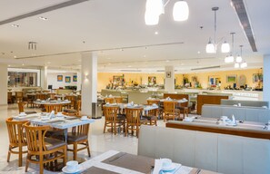 3 restaurants, breakfast, lunch, dinner served; Italian cuisine