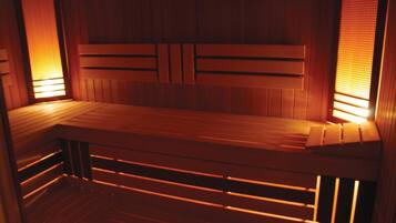 Una sauna con panche in legno e un soffitto spiovente.