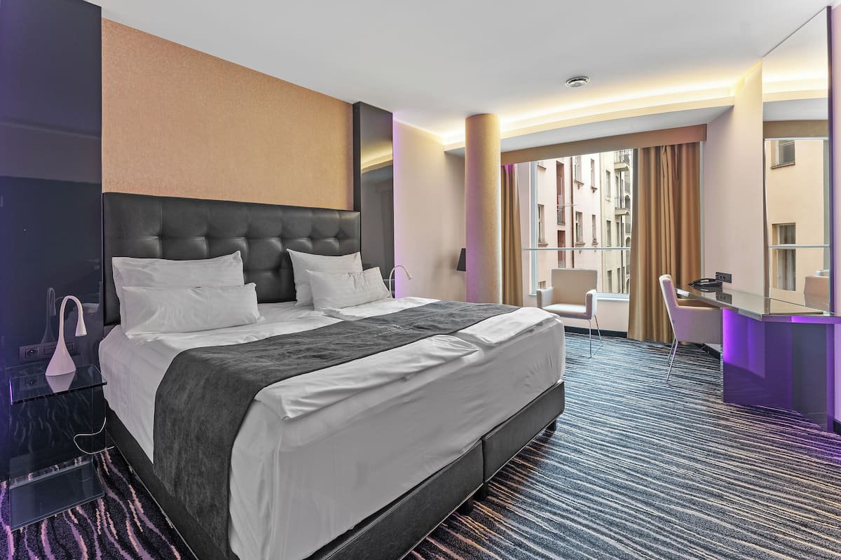 Habitació doble estàndard, vistes al pati | Roba de llit hipoal·lergògena i matalassos de la marca Select Comfort