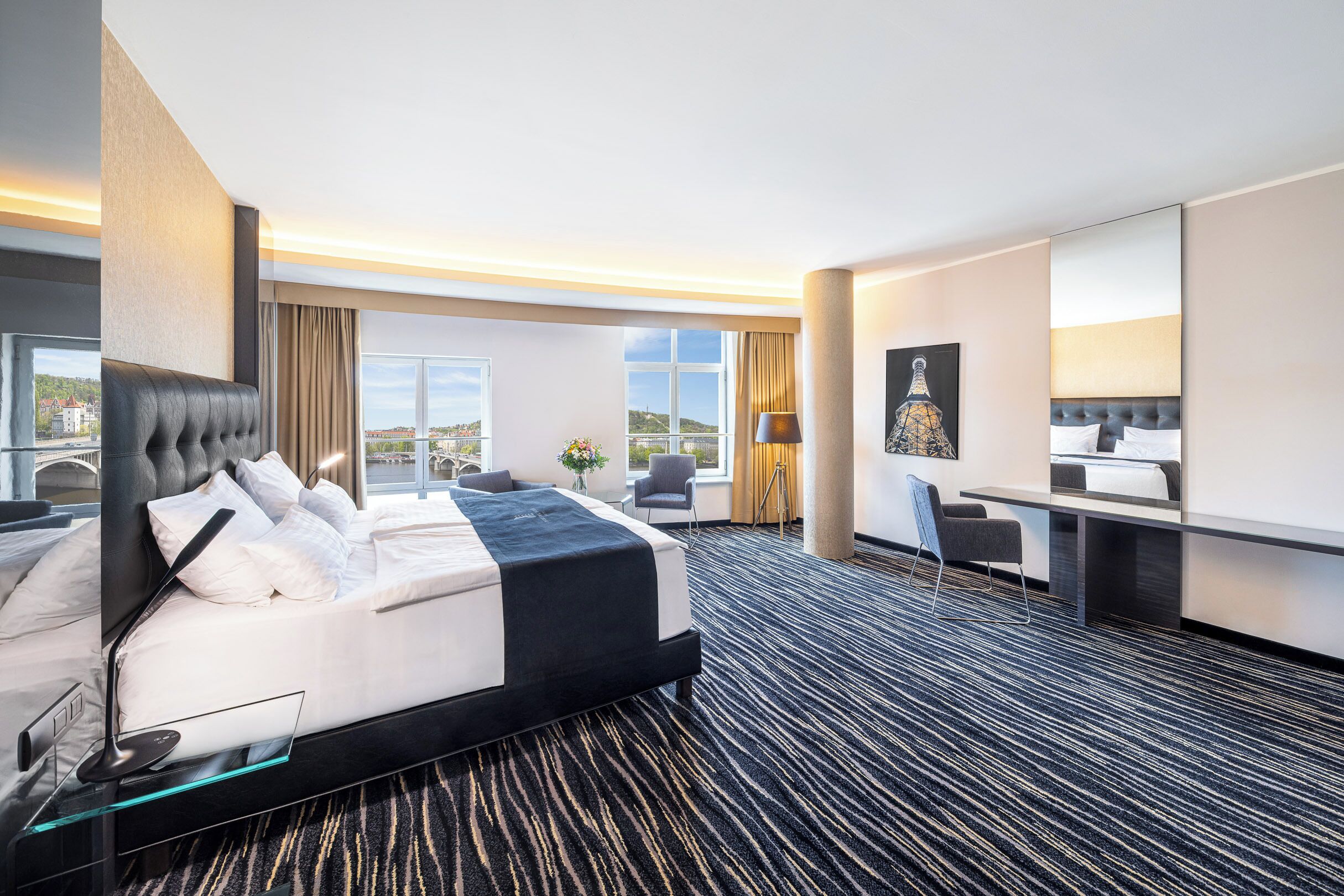 Deluxe kamer, 1 twee- of 2 eenpersoonsbedden, uitzicht op stad | Hypoallergeen beddengoed, Select Comfort-bedden, een minibar
