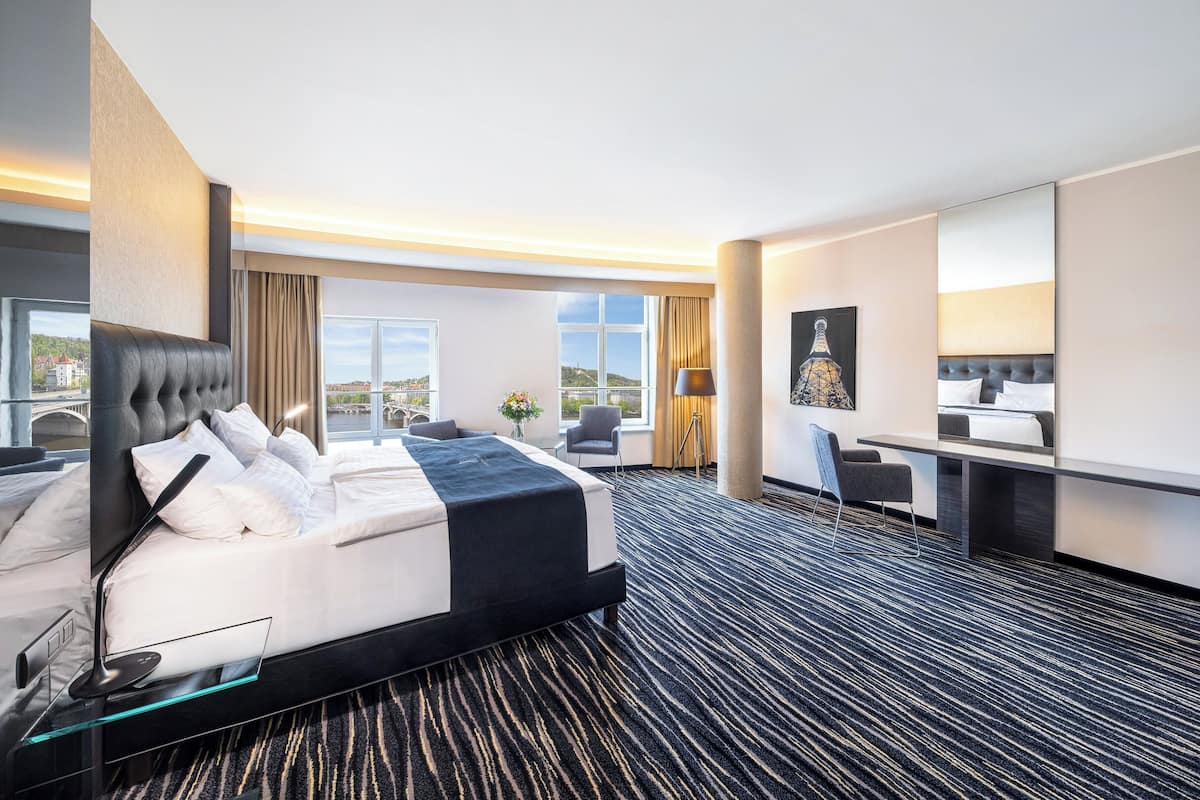 ห้องดีลักซ์ดับเบิลหรือทวิน, วิวเมือง | เครื่องนอนป้องกันสารก่อภูมิแพ้, เตียง Select Comfort, มินิบาร์