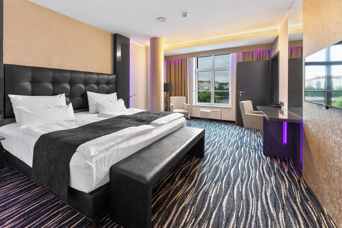 ห้องรอยัลสวีท, 2 ห้องนอน, วิวเมือง (River Royal Suite) | เครื่องนอนป้องกันสารก่อภูมิแพ้, เตียง Select Comfort, มินิบาร์