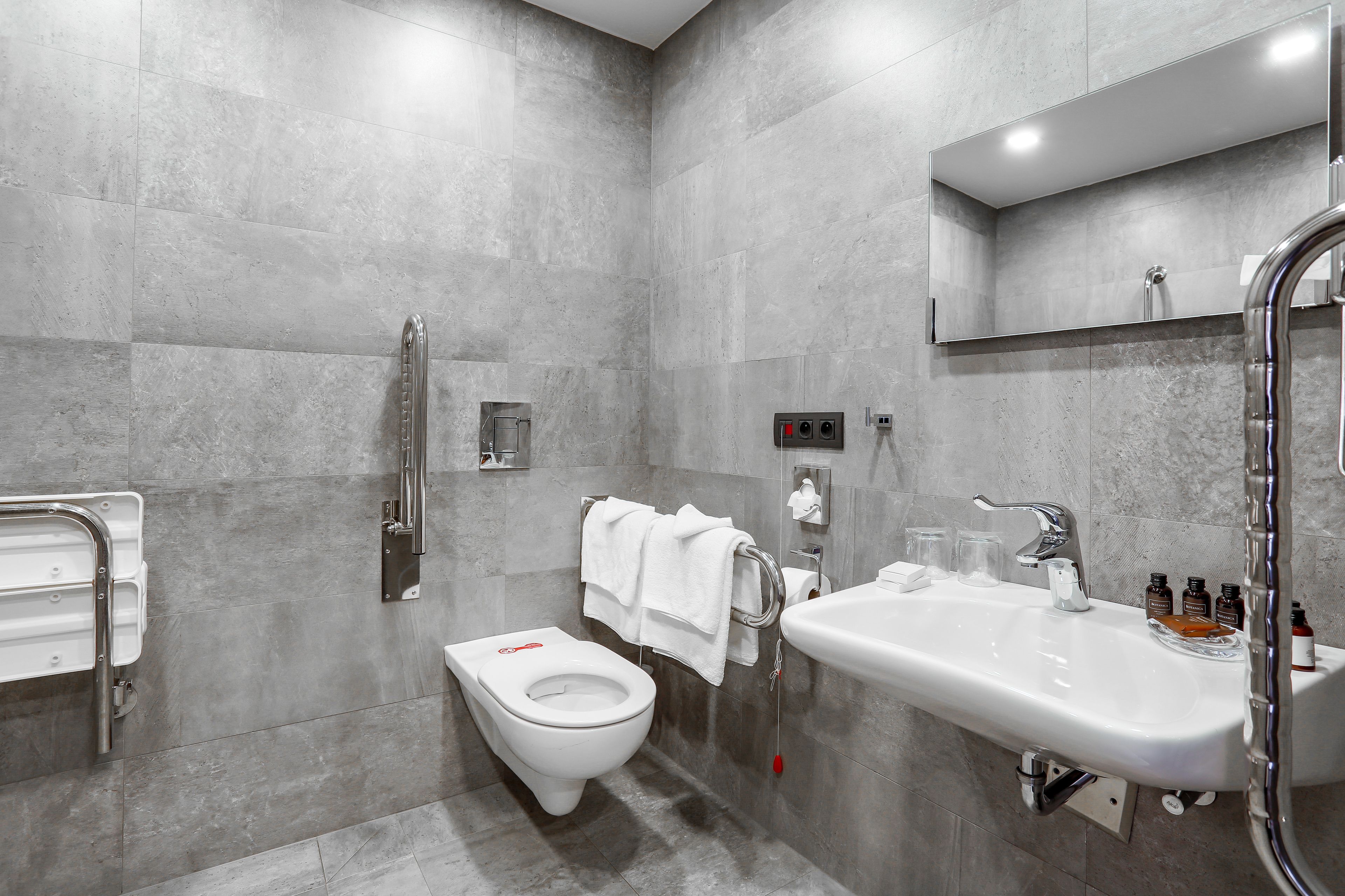 Ein modernes Badezimmer mit Toilette, Waschbecken und Dusche.