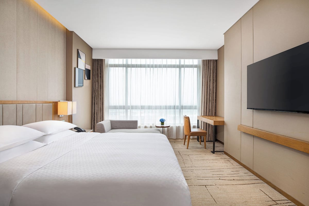 Rom – deluxe, 1 kingsize-seng (All-Inclusive, Adults Only) | 1 soverom, dundyner, skrivebord og blendingsgardiner