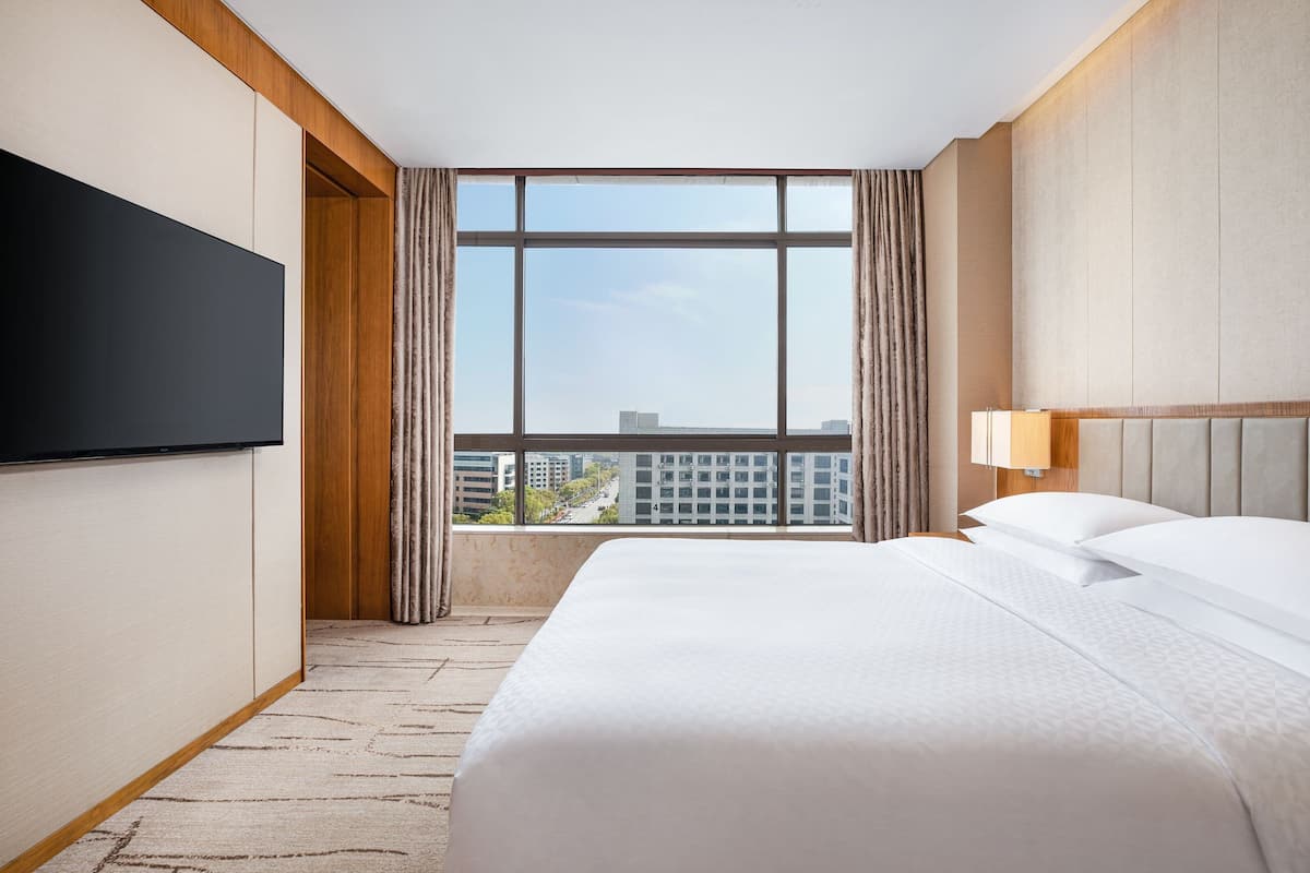 Deluxe-suite - 1 kingsize-seng - byudsigt | 1 soveværelse, dundyner, skrivebord, mørklægningsgardiner