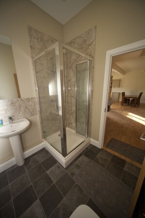 Apartment, 2 Bedrooms (Unit 2) | Bathroom