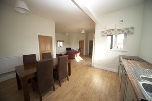 In-room dining - Lakeside Apartments Pittlands Fishery (Tonbridge)