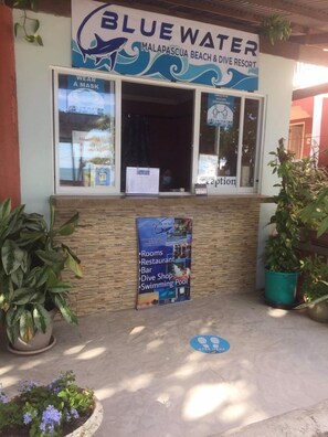 ฝ่ายต้อนรับ