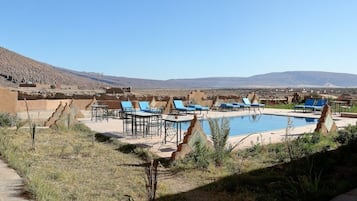 Piscine extérieure, parasols de plage, chaises longues