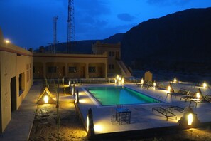 Piscine extérieure, parasols de plage, chaises longues