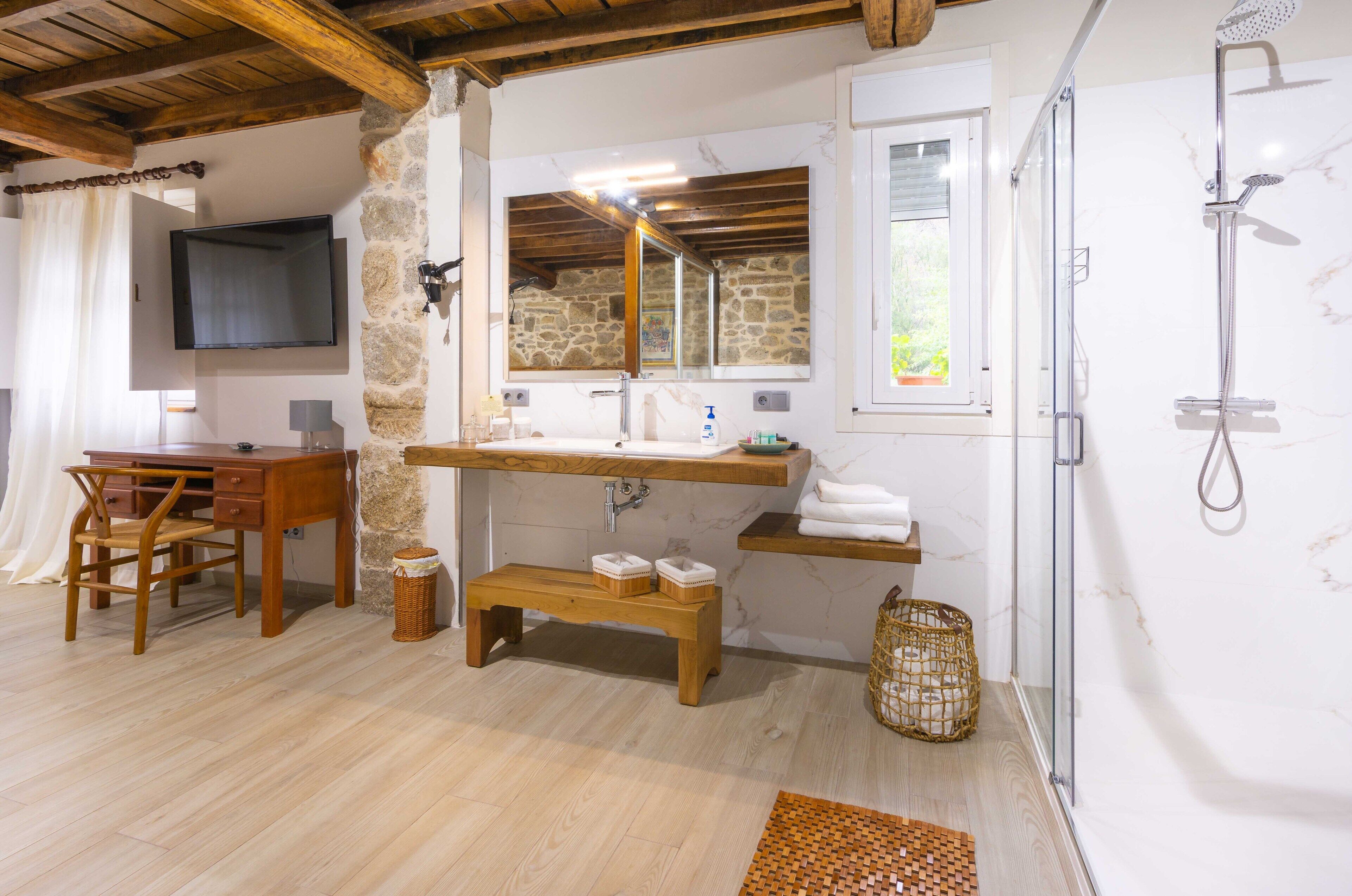 Suite Deluxe, bañera de hidromasaje | Baño | Toallas