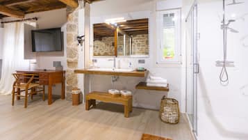 Suite Deluxe, bañera de hidromasaje | Baño | Toallas