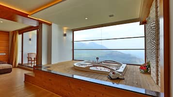 Jacuzzi suite | Premium bedding, minibar, in-room safe, desk