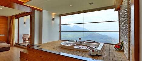 Luxe suite, 1 slaapkamer | Luxe beddengoed, een minibar, een kluis op de kamer, een bureau