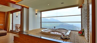 PLUM JUDY - THE LEISURE HOTEL